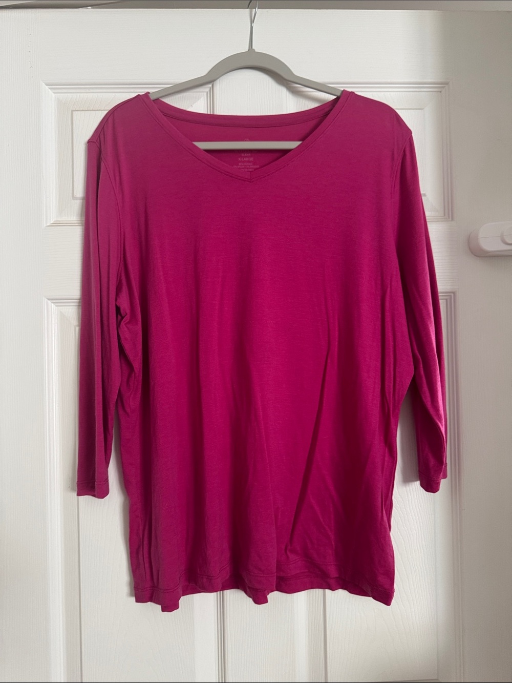 Woolx- “Elena” XL Women's Magenta V-Neck Long Sleeve Top. Gently Used Condition.